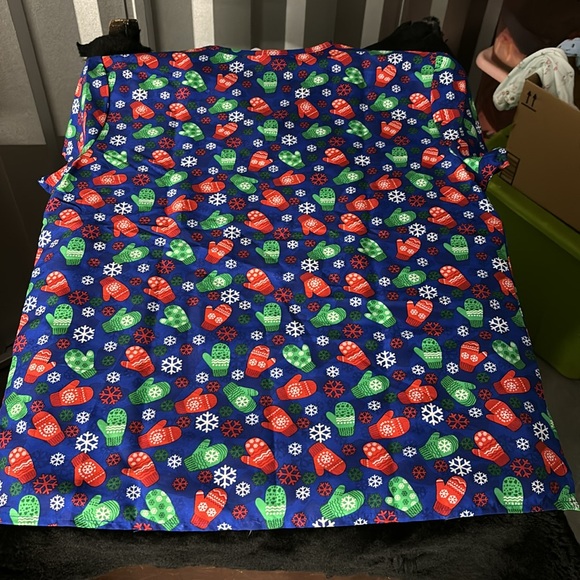 NWT Cassandra O Winter Themed Work Shirt SS Scrub Top Mittens Snowflakes M - Picture 6 of 14